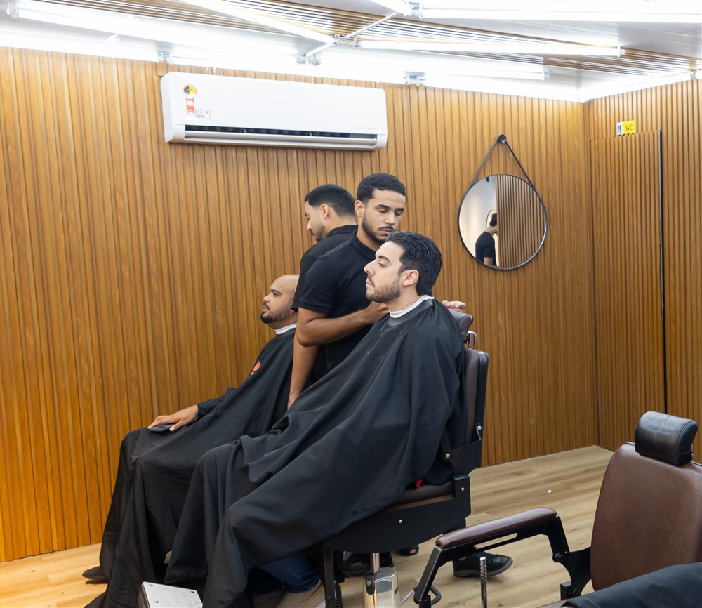 Corte em andamento na barbearia