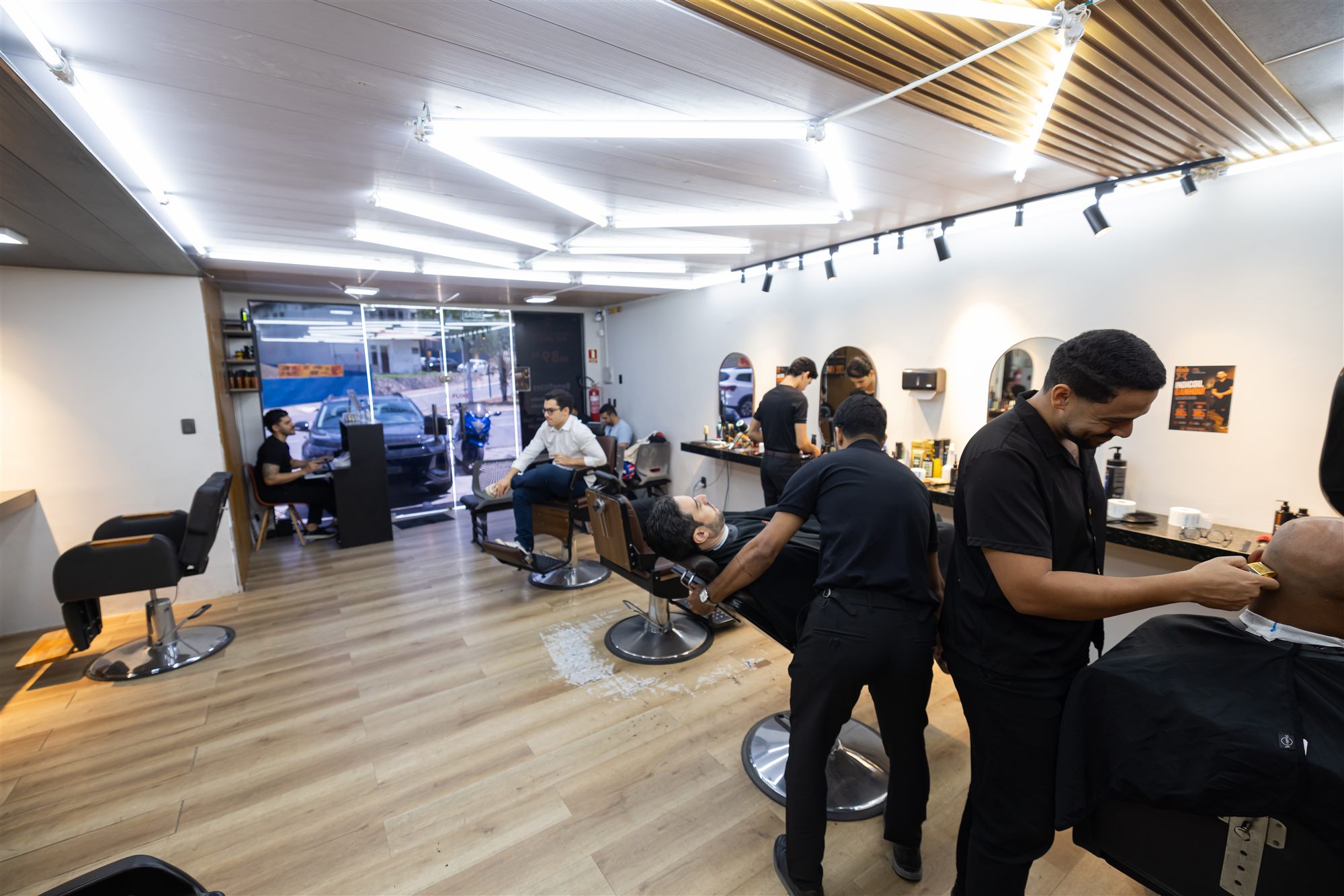 Barbearia parceira da QCM Assessoria em movimento, cadeiras ativas e equipe trabalhando